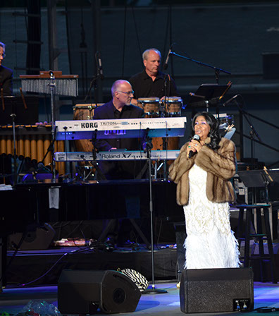Photo of Kurt playing with Aretha Franklin (2014).
